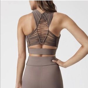 Carbon38 Sayung Collection. Seminak crop top sports bra